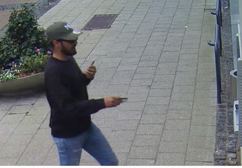 Han har kaldt sig ‘bankmand’ og bedraget flere ældre – nu efterlyser politiet denne mellemøstlige mand